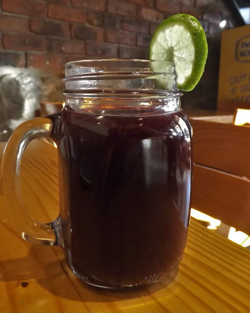 Chicha morada en jarra de vidrio