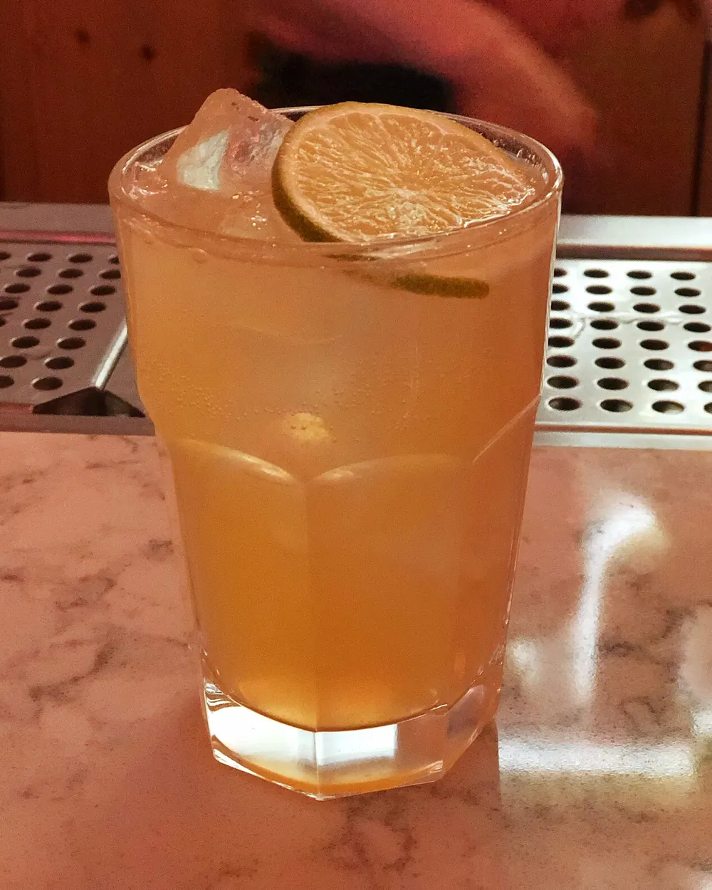 Chilcano de pisco con hielo y limón en la barra