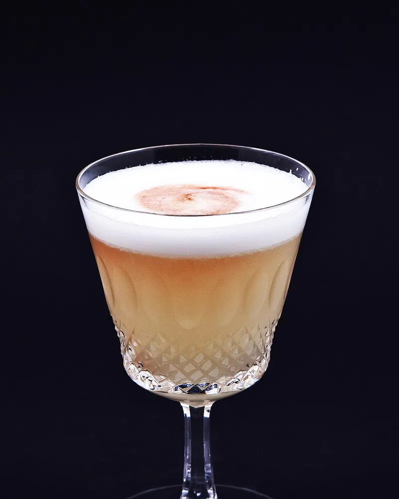 Pisco sour con espuma y amargo de angostura