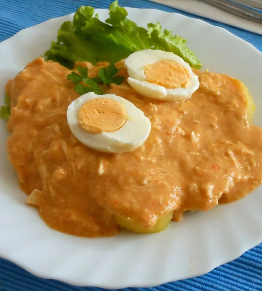 Ají de gallina con huevo y lechuga