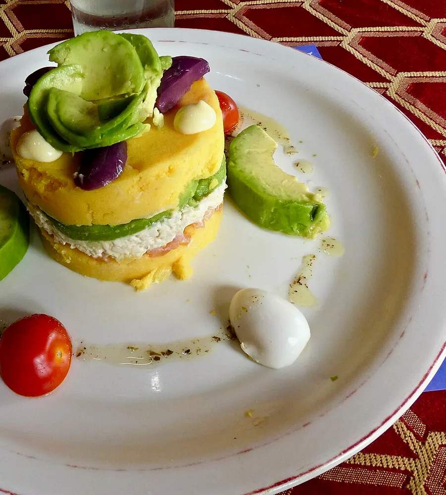 Causa limeña con palta, huevo y tomate