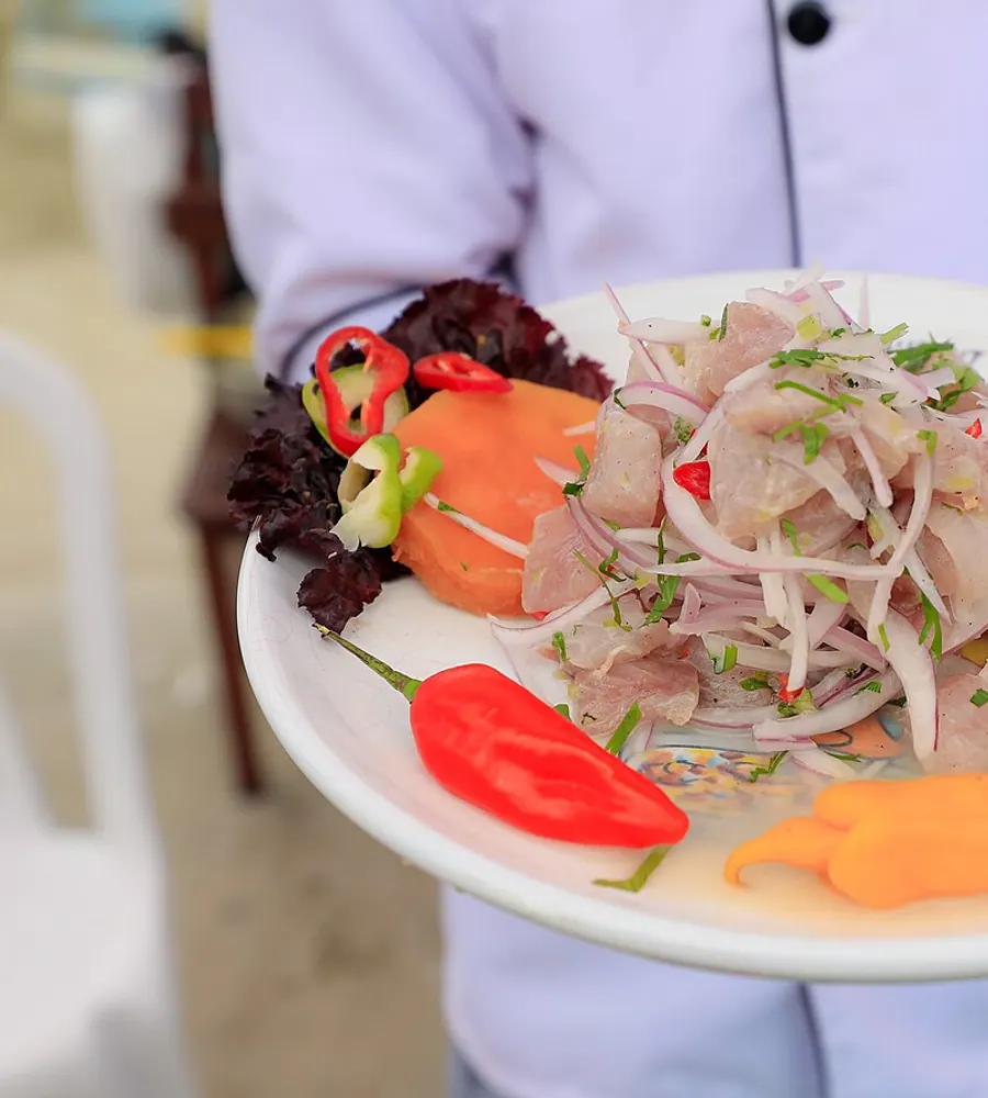 Ceviche de pescado con cebolla, camote, choclo y rocoto