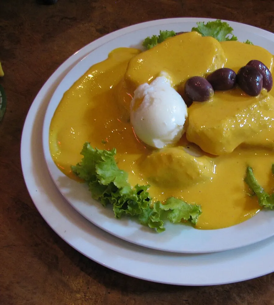 Papa a la huancaína con huevo y aceitunas