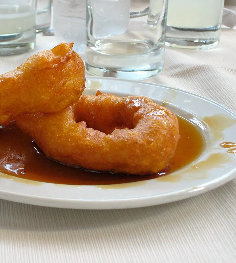 Picarones con miel de chancaca