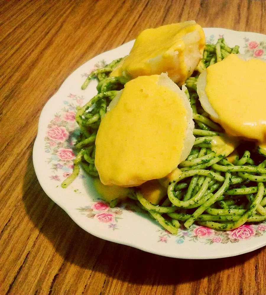 Tallarines verdes con papa a la huancaína